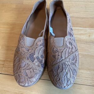EUC Women’s Beige Flora Lace Slip Ons Size L (9-10)